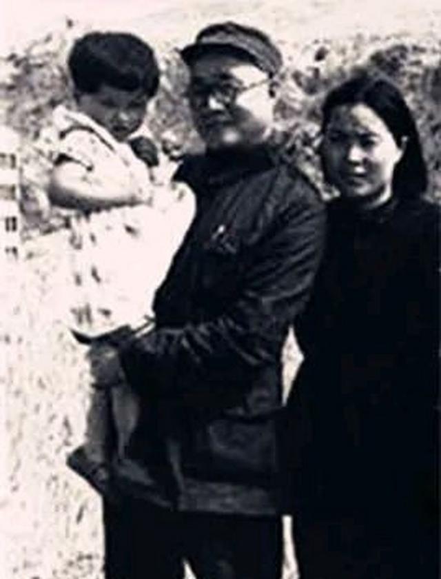 1945年深夜，一男子爬进了延安保育院的窑洞。突然，他拿出锋利的匕首，残忍地在刘