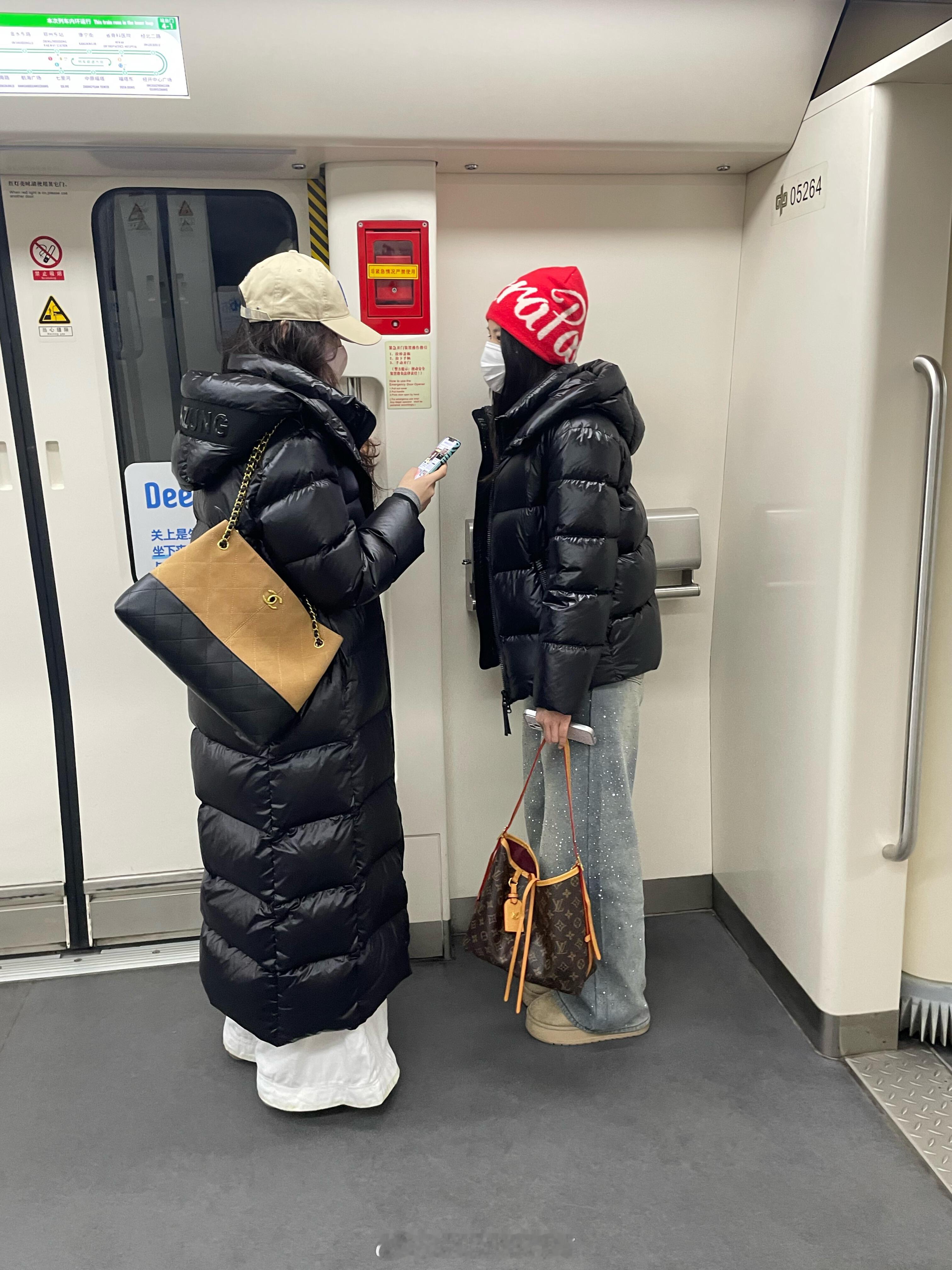 地铁上看到的….建议申遗！小姐姐这个黑金羽绒服一眼心动！黑金显得特别洋气，版型也