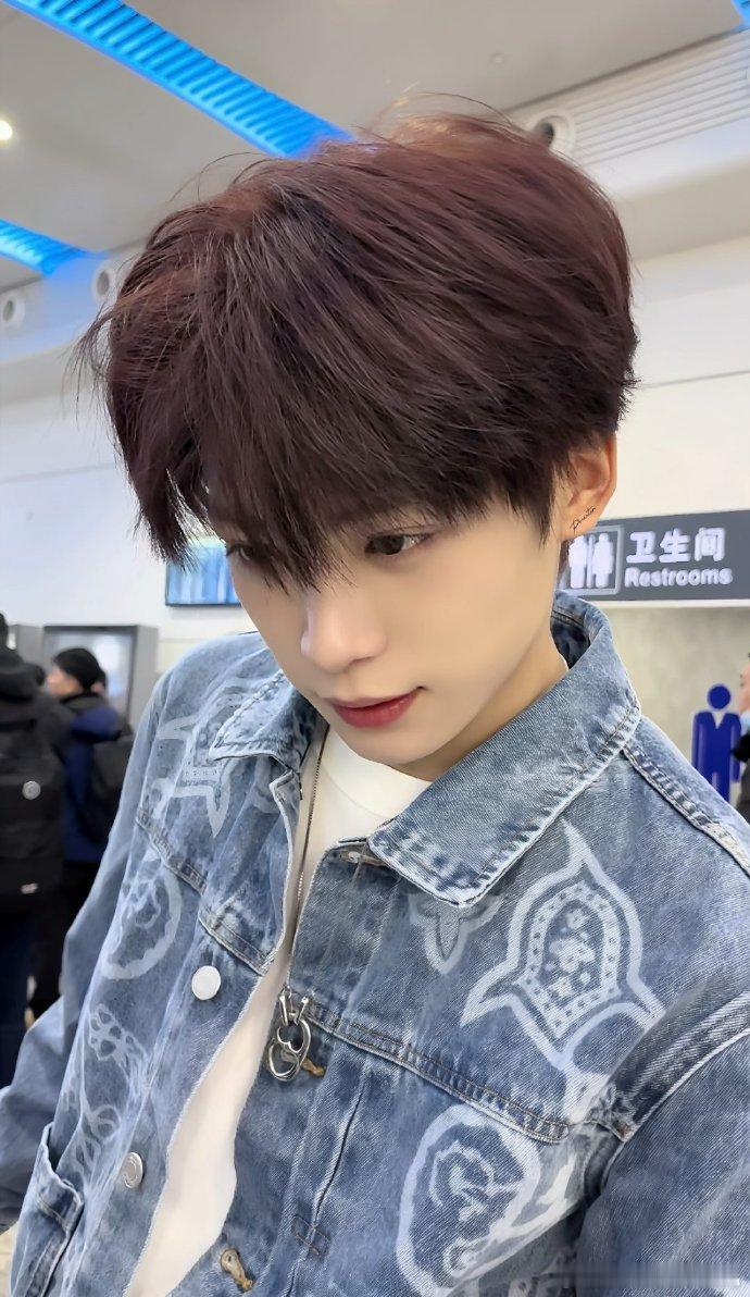 梓渝杂志小卡的锦鲤图案源自手绘，亲手勾勒的线条透着自然，手工创作的温度让小卡承载
