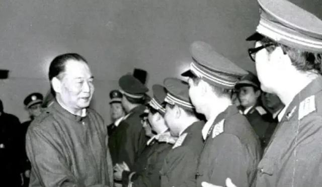 1974年冬，浙江副省长王芳处境不佳，妻子刘馨写了一封求助信。寄到伟人处，伟人读