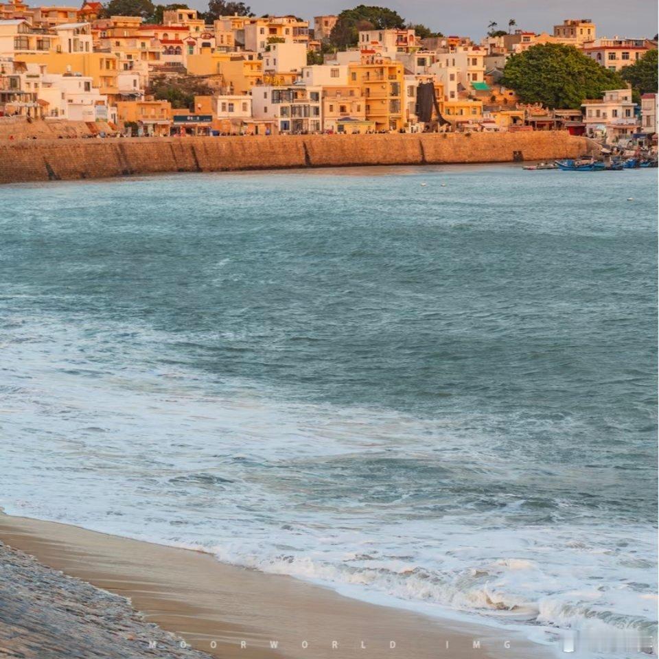 福建东山岛每一帧都像油画东山岛的风光也太治愈了，碧海蓝天搭配温柔海岸线，光影错落
