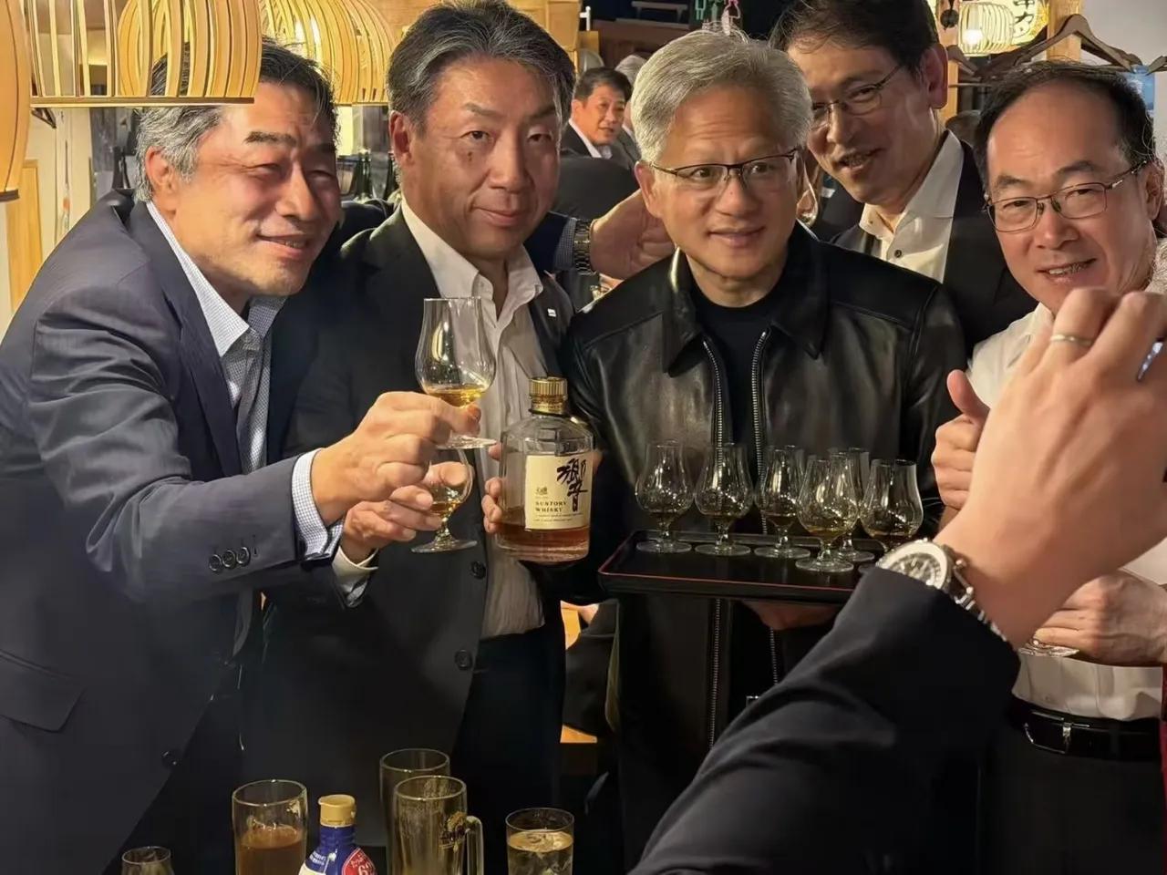 黄仁勋在日本东京居酒屋吃面条，陪他吃饭的这几个人都是有钱人，平时也不经常出现，黄