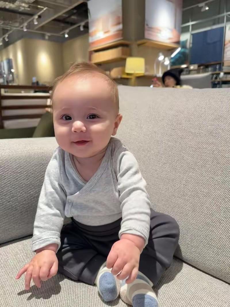 炸了！中国夫妻生“洋娃”，太爷爷的基因藏了三代才“露脸”

江苏一对纯中国夫妻，