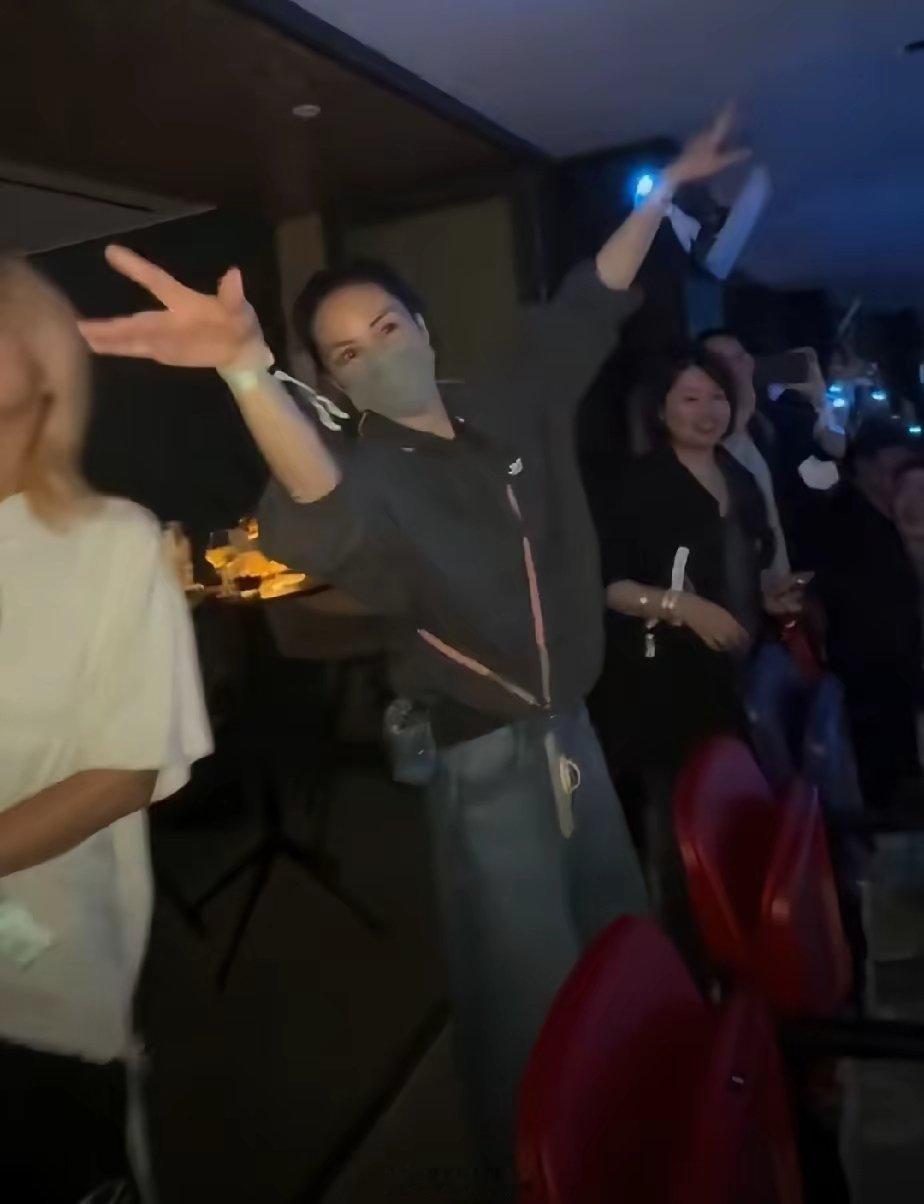 谢霆锋开演唱会，王菲低调现身，为了不引人注意，她没拍照，没有拿应援棒，却在谢霆锋
