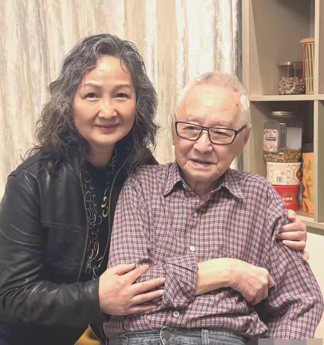 她一张嘴，我手里的瓜子都掉了。
这哪是当年那个蹦蹦跳跳的小姑娘，分明是换了个人。