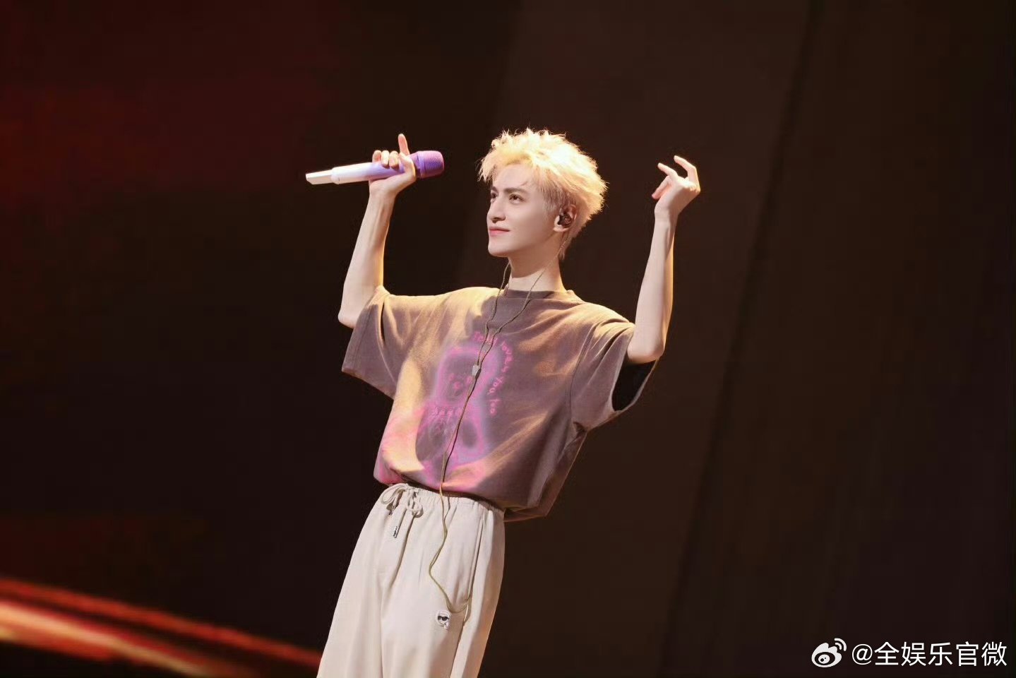 罗云熙旅人手提箱里是粉丝的信罗云熙抛媚眼给瞎子看罗云熙手提箱装满粉丝信件，格外珍