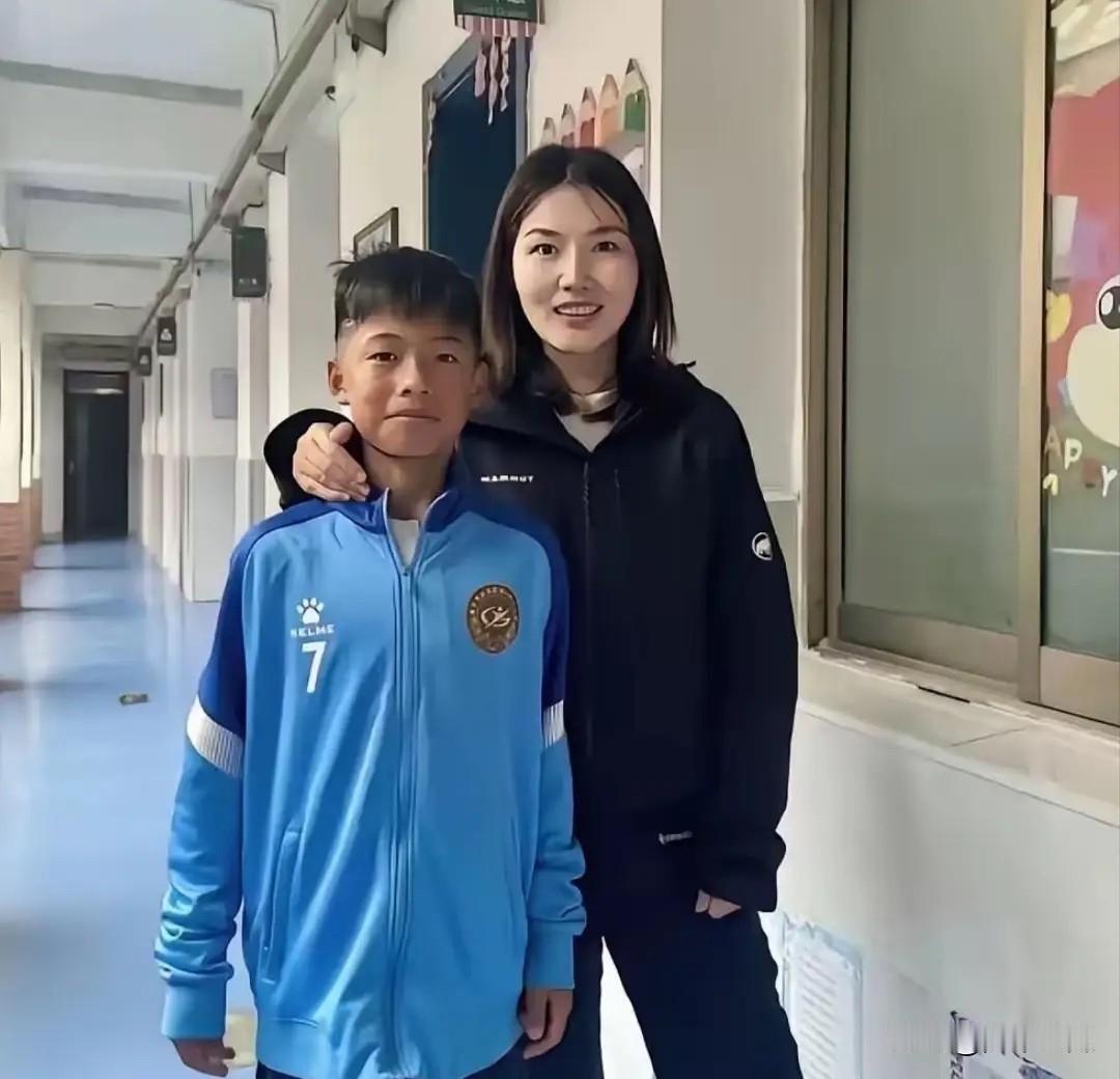 足球小将孟新艺回国了，跟老师一起拍了合照，没有盛大的欢迎仪式，还是跟之前一样，老