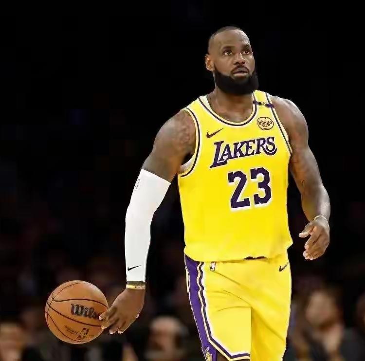 客观来说：
詹姆斯的确老了，不是詹姆斯不在乎数据。詹姆斯现在就是力不从心了。努力