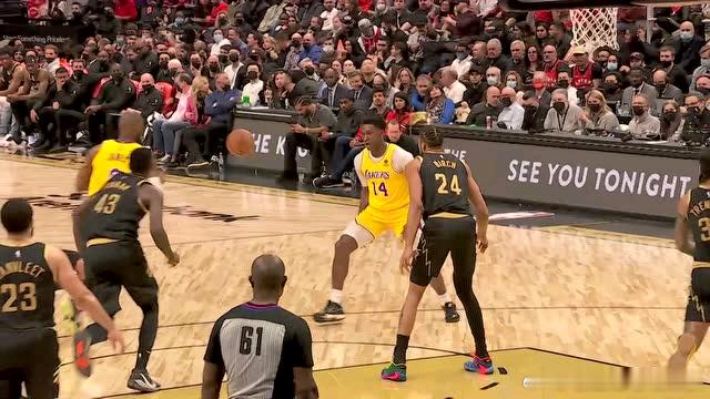 明早8:30NBA常规赛：湖人vs 猛龙！湖人上一场被布克狄龙的太阳爆击了，17