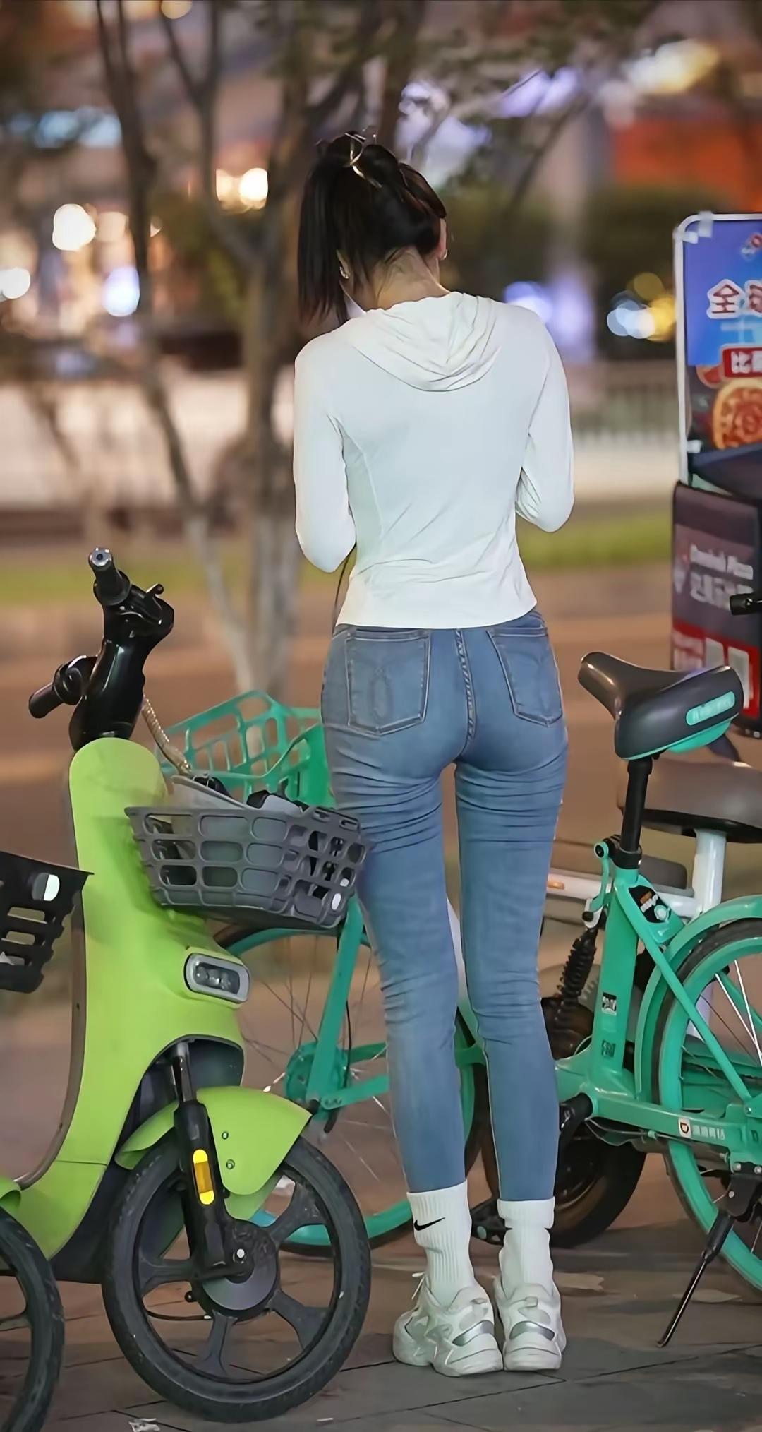 今天休息，如果没有定闹钟的话，我能一口气儿睡到中午。真要是那样的话，就白白浪费了