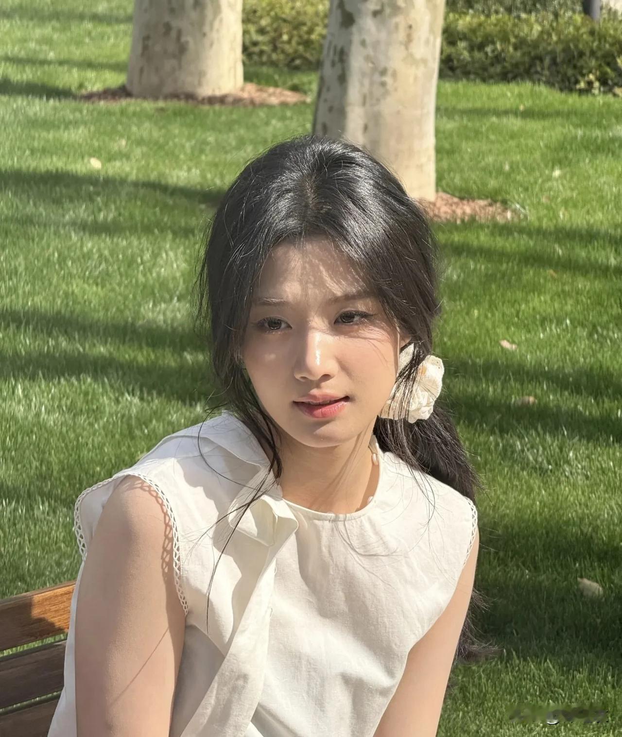 卢昱晓是娱乐圈的小花里面我最喜欢的一个女明星，因为我看过她的很多线下视频，她之前