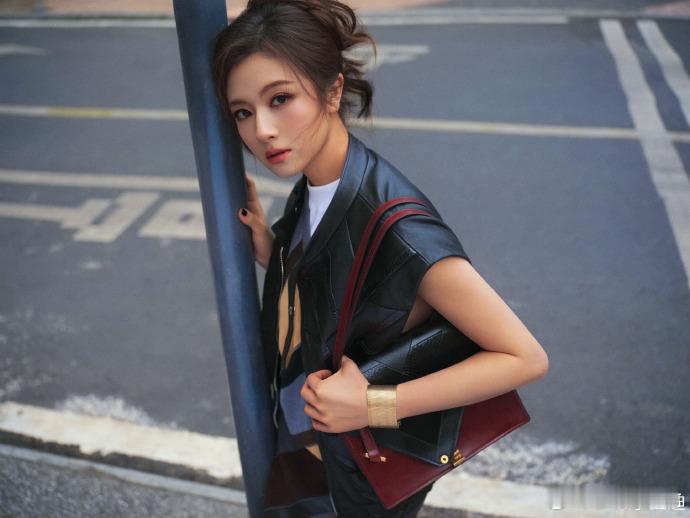 李兰迪早八都这么美 黑皮衣搭配的风格，真的是又美又成熟，李兰迪早八都这么美，看到