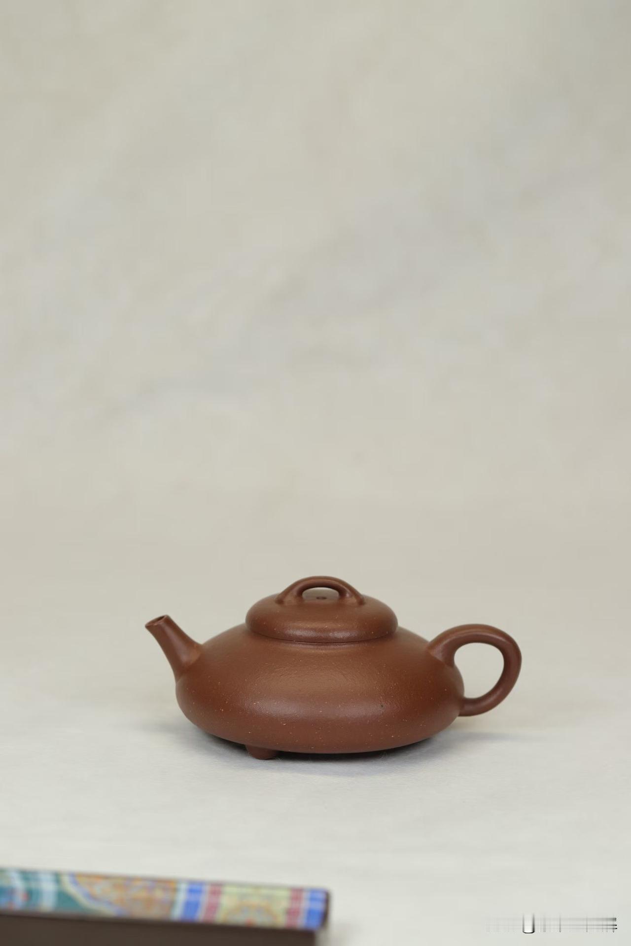 “从抛光到刷鞋油：揭秘紫砂壶‘颜值造假’全产业链”
昨天有位壶友私信我：“这把壶