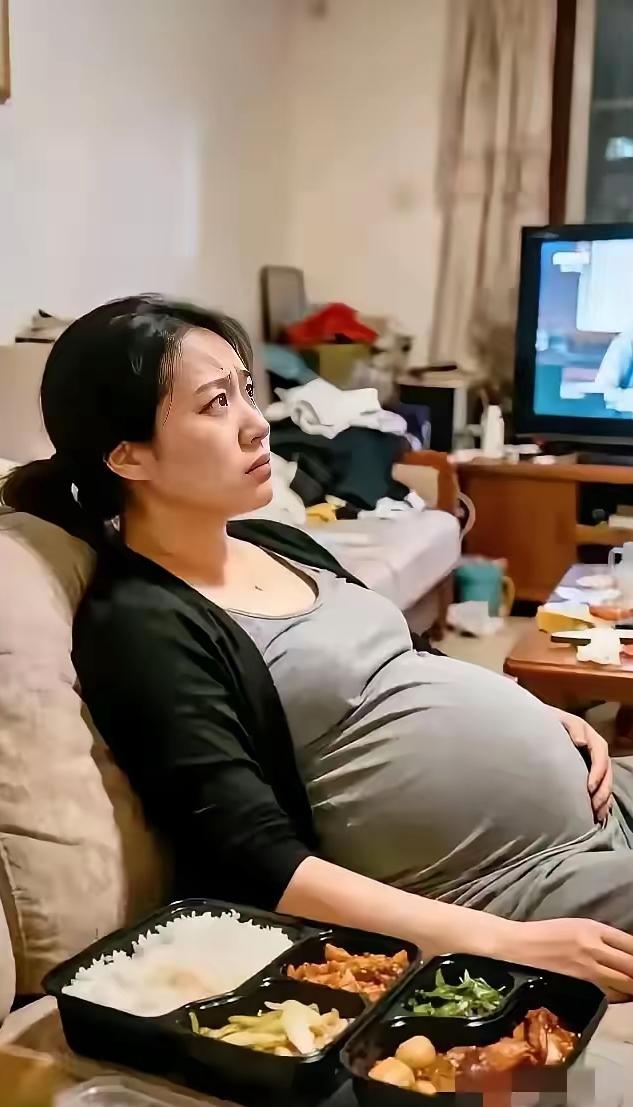 女子怀孕8个月，抱怨婆婆不来照顾、老公要上班没时间管，自己只能顿顿吃外卖。

怀