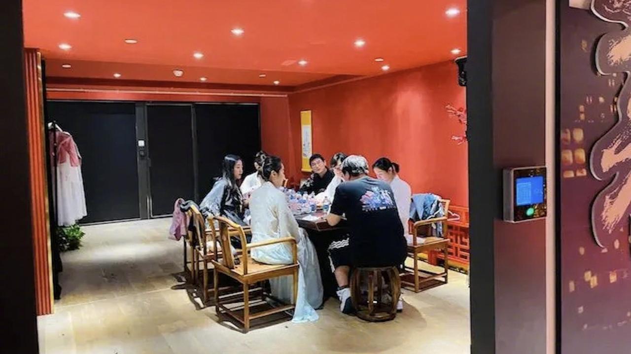 月花上万买“虚拟恋爱”！剧本杀“恋陪”火了，我却越看越心惊。
 
最近，剧本杀圈