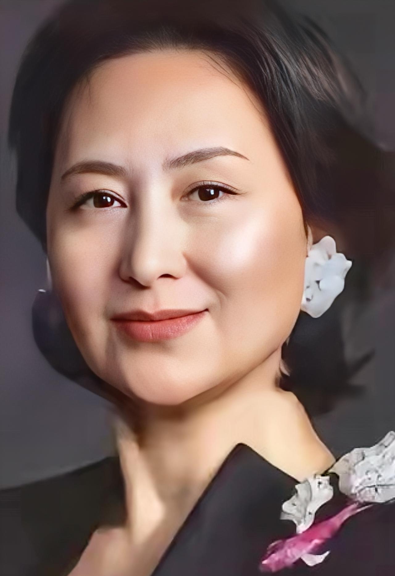 六十三岁，商界女皇何超琼，一纸诉状将陌生人告上法庭。
她要的，不是天价赔偿，而