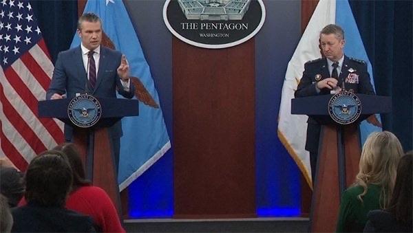 美国国防部长赫格塞思和参谋长联席会议主席凯恩3月2日上午开了场新闻发布会，通报打