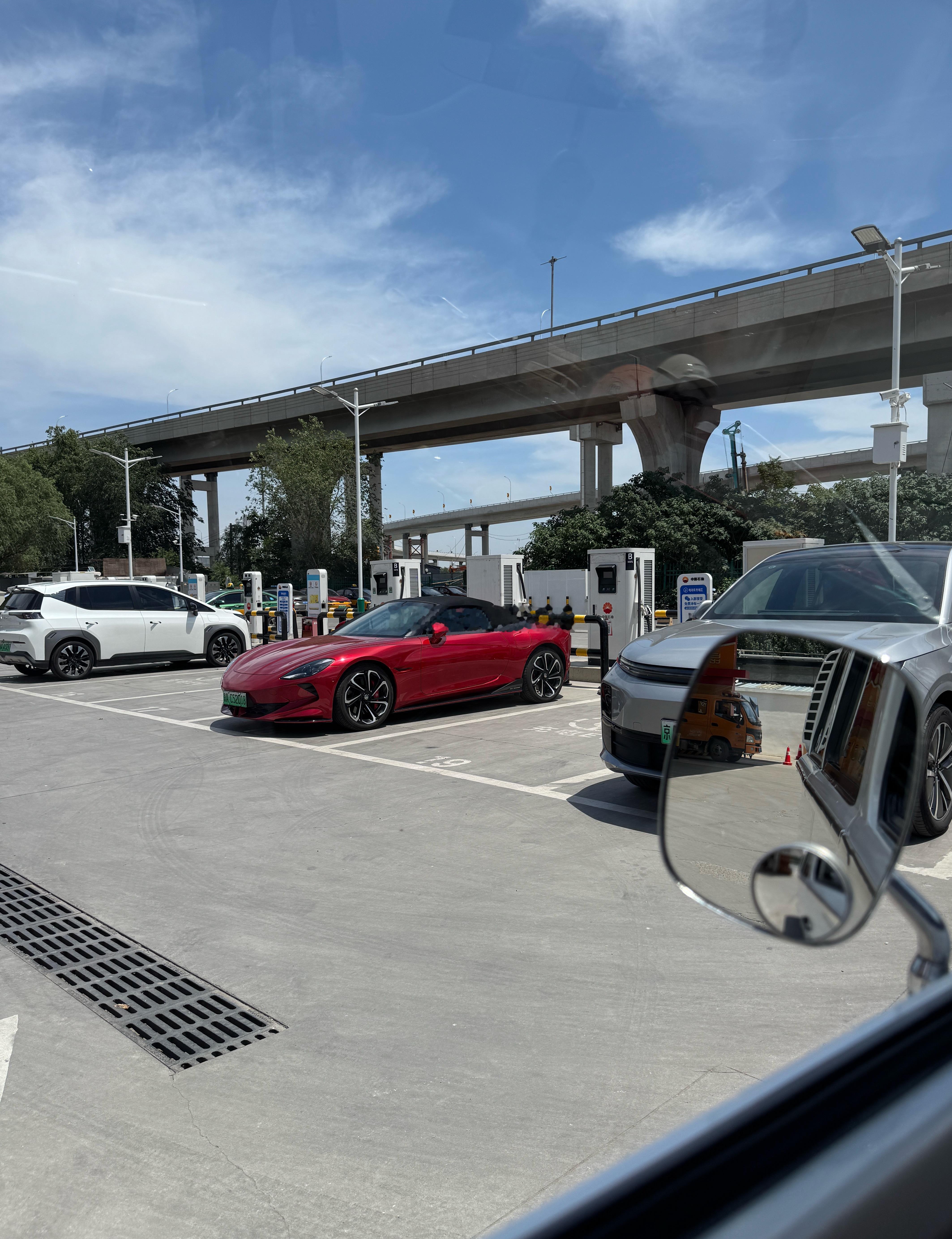 加油站里的电动跑车，蛮漂亮的嘿～有人知道这MG小跑车多少钱么？[鼓掌]梦想家AL