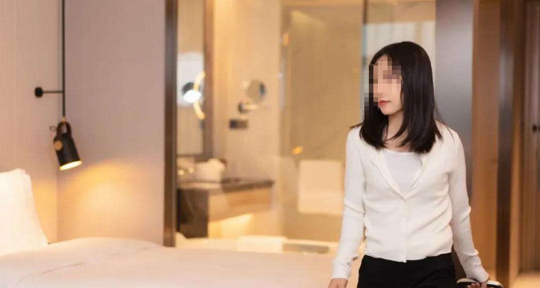湖南，70岁大爷带着万元现金去存钱，路上偶遇一女子，明里暗里牵引大爷去她家，而且