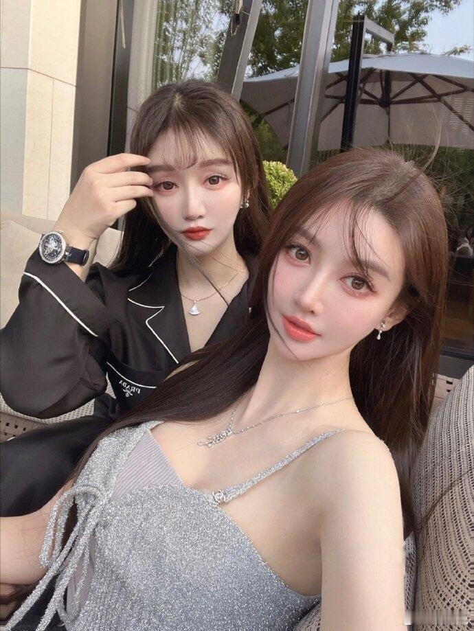 黄晓明审美降级太多了吧，明星伴侣挺多网红的，但大多数整感不明显很自然 也有特点，