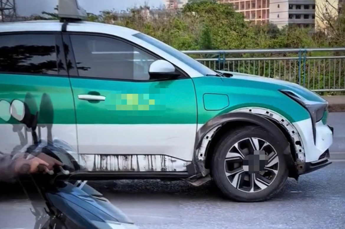 4月24日，网友反映：玉林一出租车撞到限宽墩车被刮坏了，司机你开那么快干嘛呢？ 