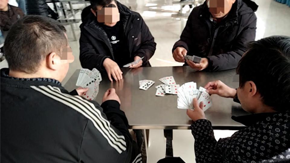 记者在湖北襄阳和宜昌两地卧底调查发现，当地有精神病院违规收治患者、涉嫌套取医保资