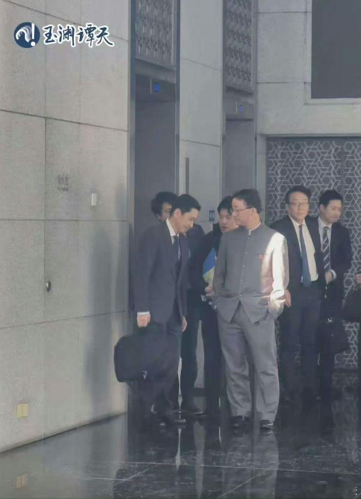 外交部亚洲司司长刘劲松与日本外务省亚洲大洋洲局局长金井正彰会面结束抓拍 金井正彰