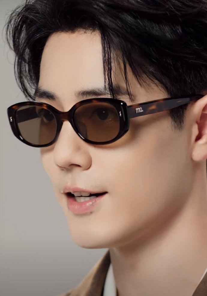 肖战的摩登气质，肖战墨镜美拉德look，今日份我的冬日男友风的肖战上线啦，燥侯和