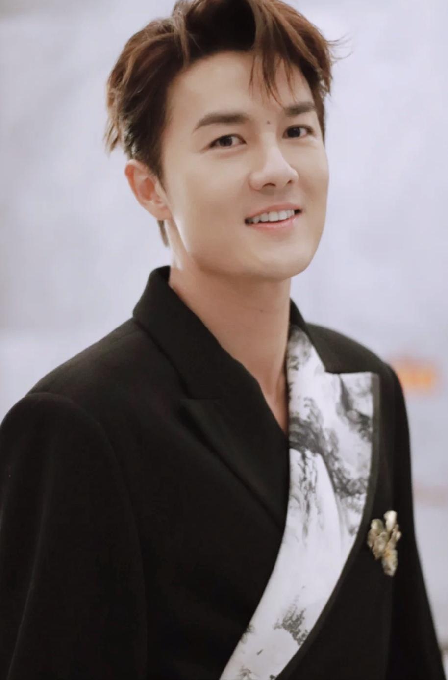 吴克群为内蒙这家饺子馆垫付8万元房租
 
店主洪波的人生曾被黑暗笼罩，糖尿病引发