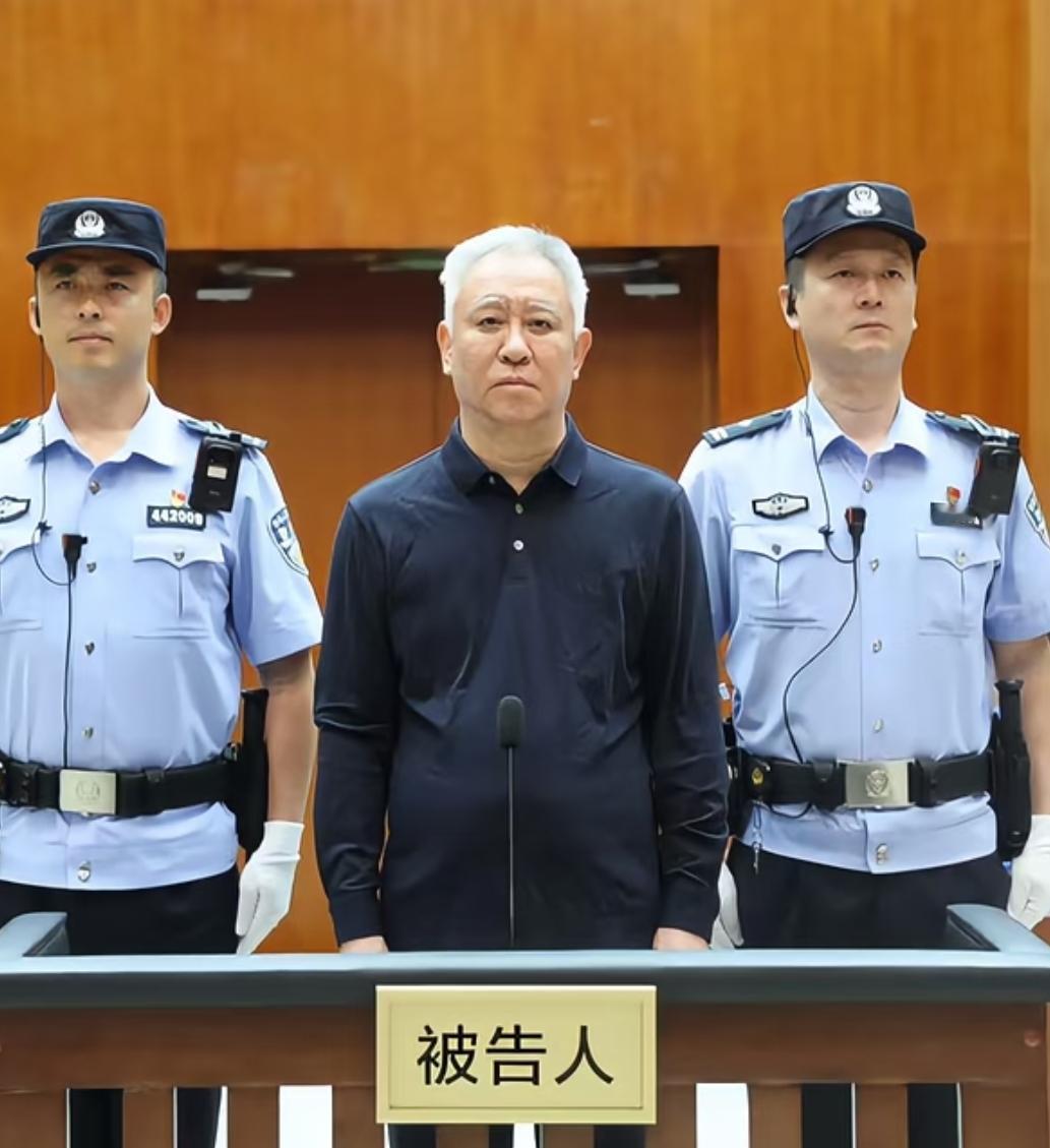 许家印的黄粱一梦：狂妄到极致，终究是一场空
许家印如今的结局，活脱脱一场天大的笑