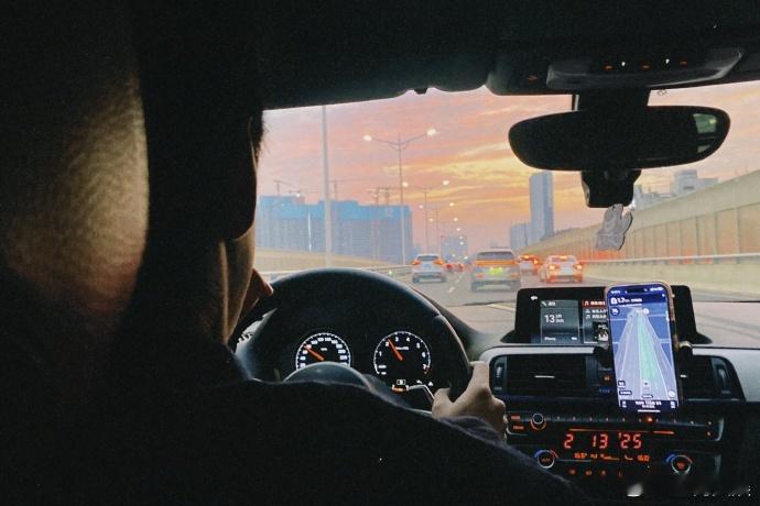 赵一博情人节营业照  赵一博情人节营业照氛围感  赵一博情人节的营业照，氛围感超