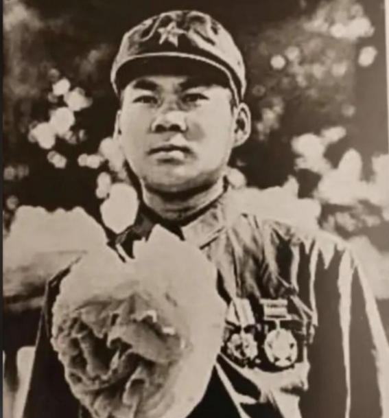 1979年，我军战士巡逻时，意外发现一个手脚溃烂之人，他身上有一支枪和300发子