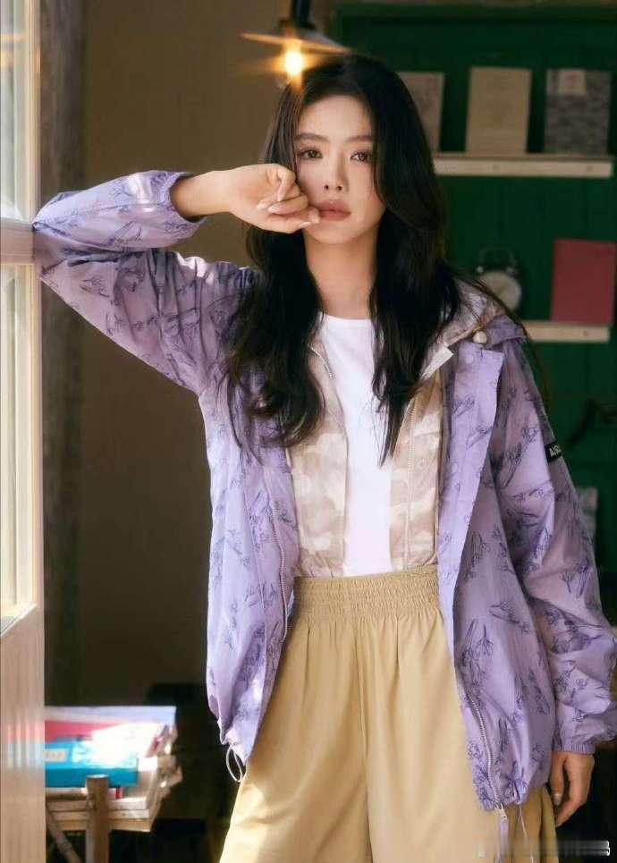 蔡文静春日女友 天呐！蔡文静把春日女友风诠释得淋漓尽致，紫色外套与卡其短裤的搭配