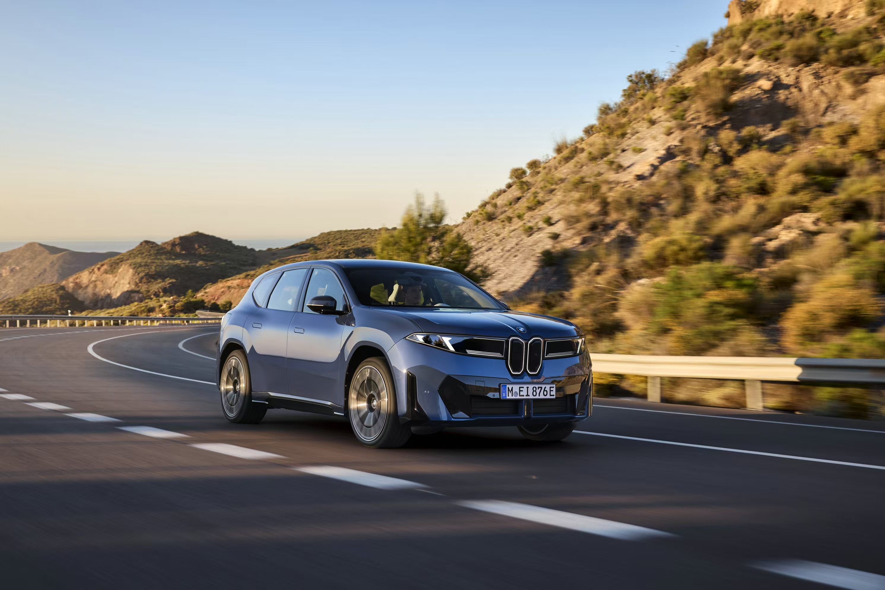 新世代 BMW iX3终于在9月8日慕尼黑车展亮相了！这次它没玩花里胡哨的噱头，