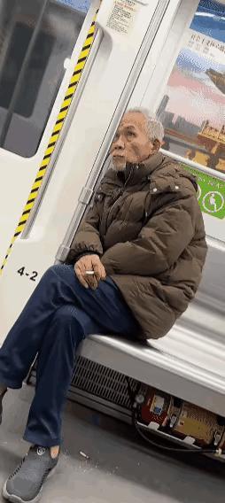 你大爷还是你大爷。
地铁里，大爷旁若无人地抽烟。也许大爷第一次进城，不知道地铁里