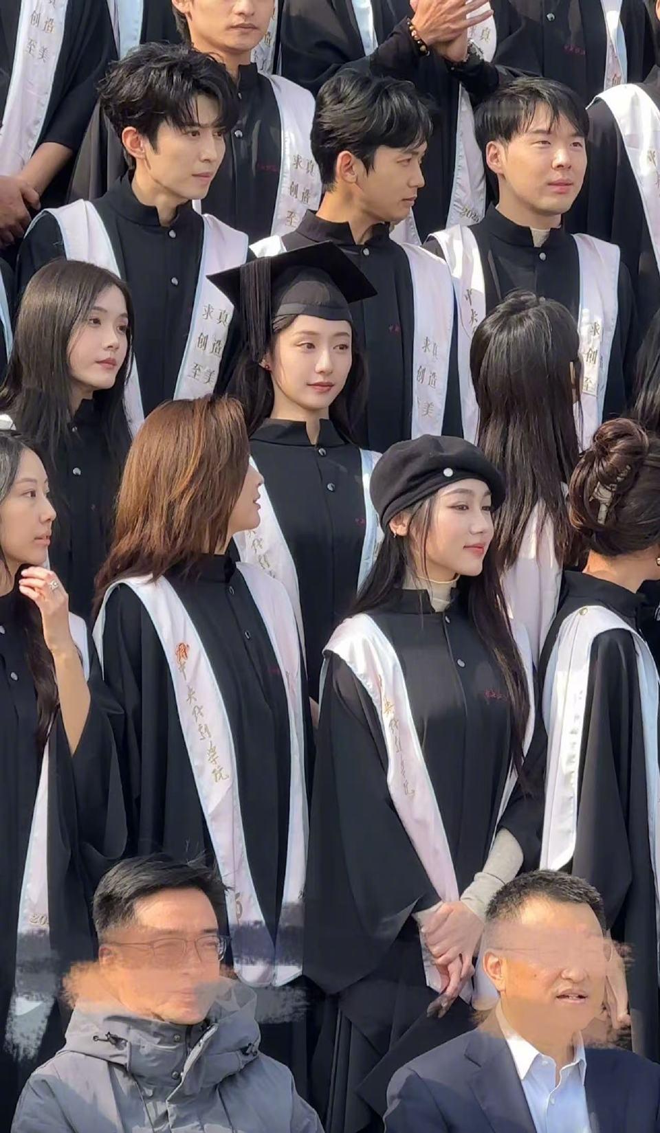 胡连馨毕业典礼美我一跳 胡连馨毕业典礼状态绝了！简单学士服穿出干净大气感，和校园