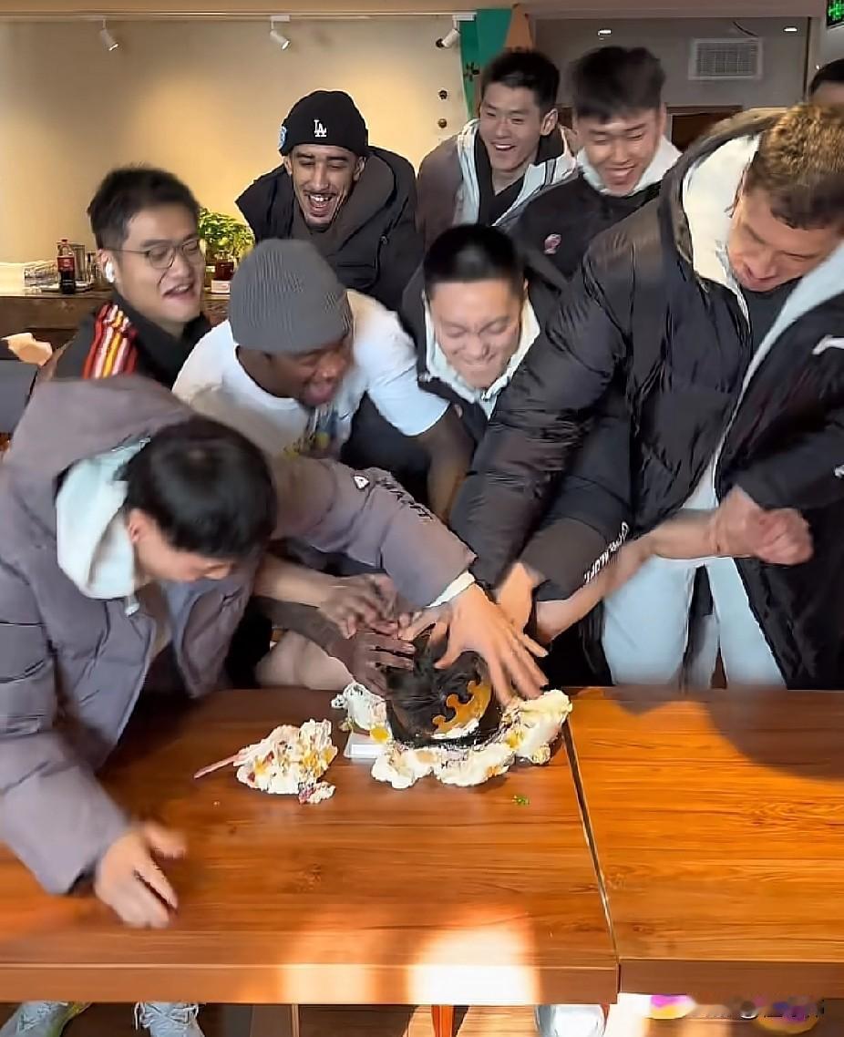 陈家政生日快乐！陈家政谈徐杰：

“上次杰哥生日我按他。”

“这次让杰哥给按回