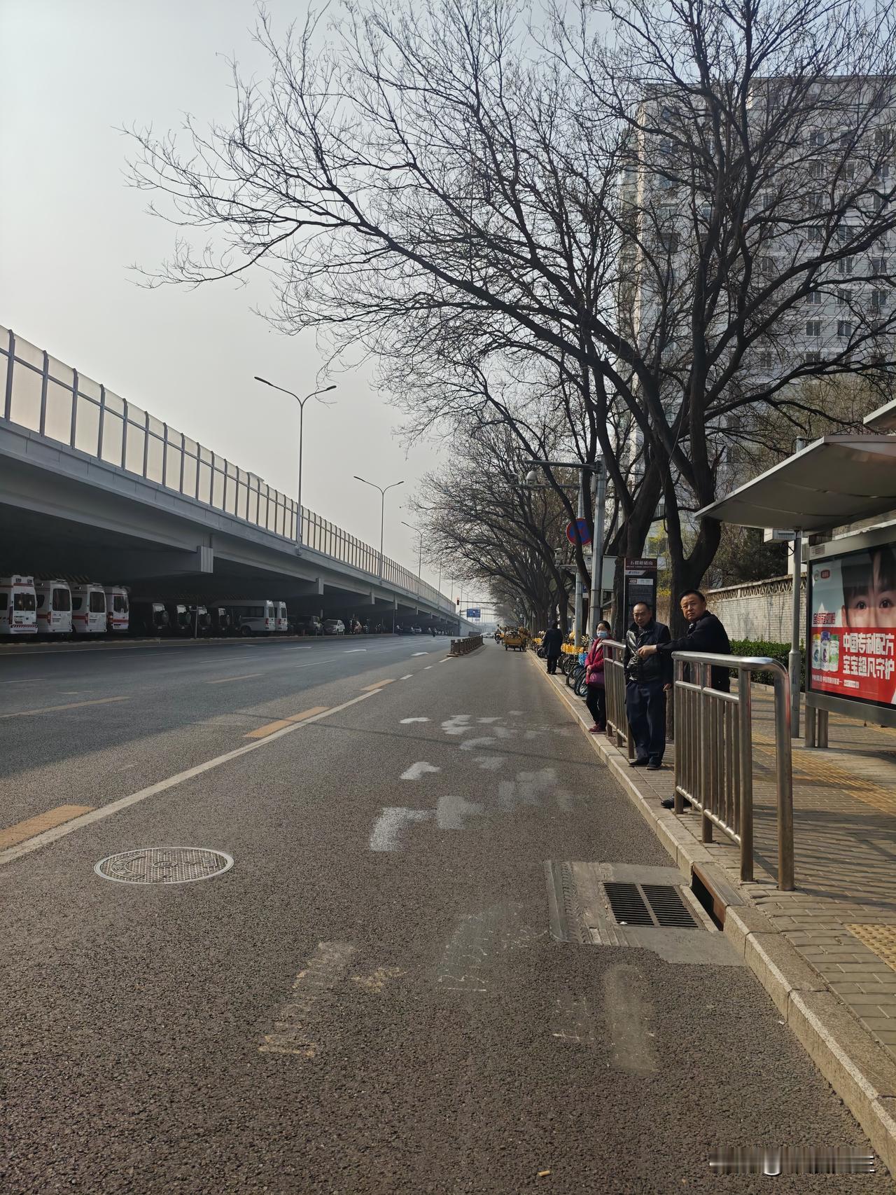 北京街景。从五棵松地铁站D口出来，涨等公交车的间隙拍了几张照片。在这个不是商业街