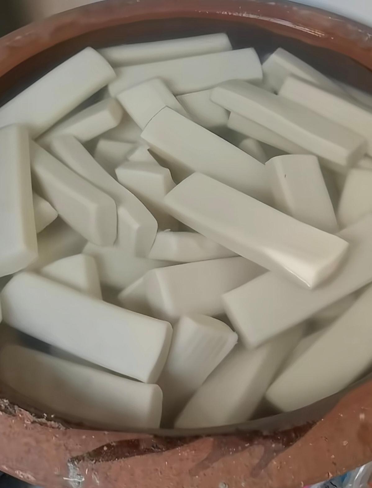 临近过年，浙江人民又开始分享水养年糕了。你看看这么满满的一水缸年糕，要是不分享一