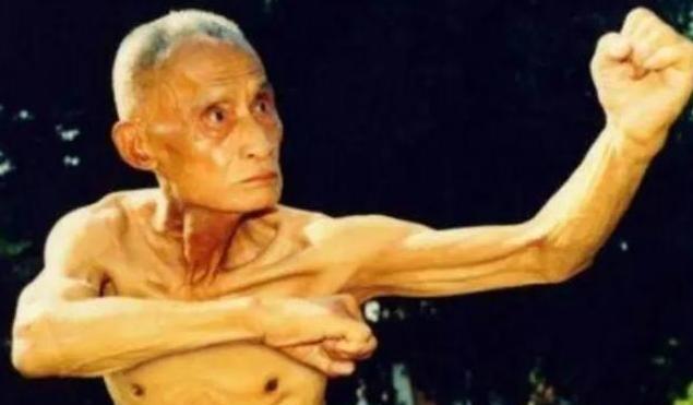 1930年，武术家万籁声在上海与德国拳击家克利比武，克利对万籁声说：“你这么瘦，