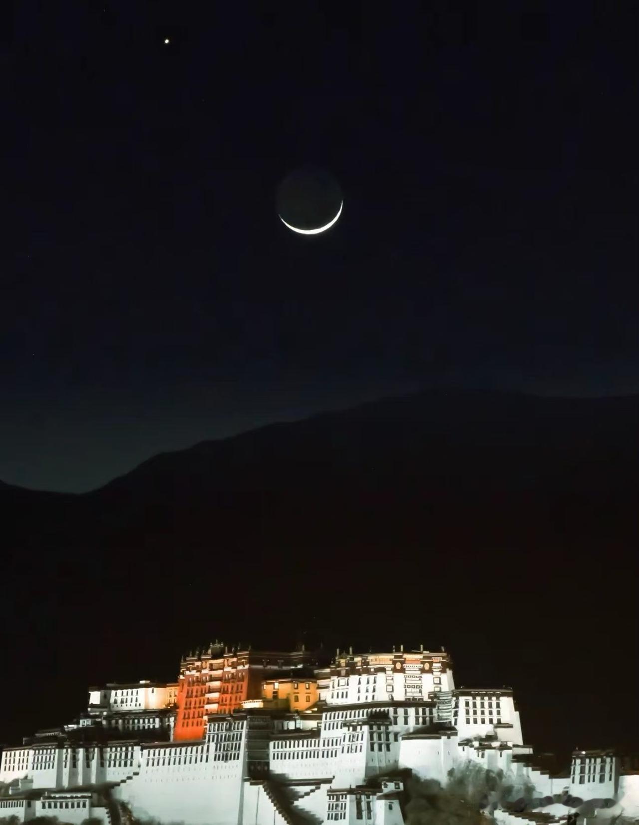 凭我望星空的历史来分析，这轮残月伴的是木星。