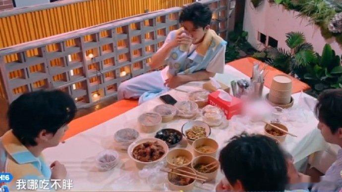 丁程鑫录四天节目胖三斤你好星期六 短短四天节目录制，丁程鑫在轻松热闹的环境里尽享