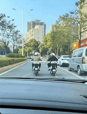 骑电动车的也有路怒症，现在人的脾气都很大，容易一点就炸。