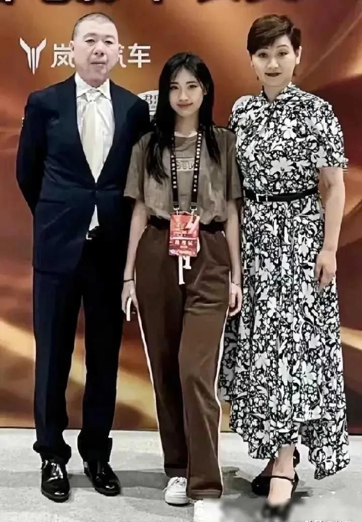 冯小刚，徐帆和女儿的合照，女儿出落的亭亭玉立，长相甜美，徐帆穿黑白花长裙，气质有