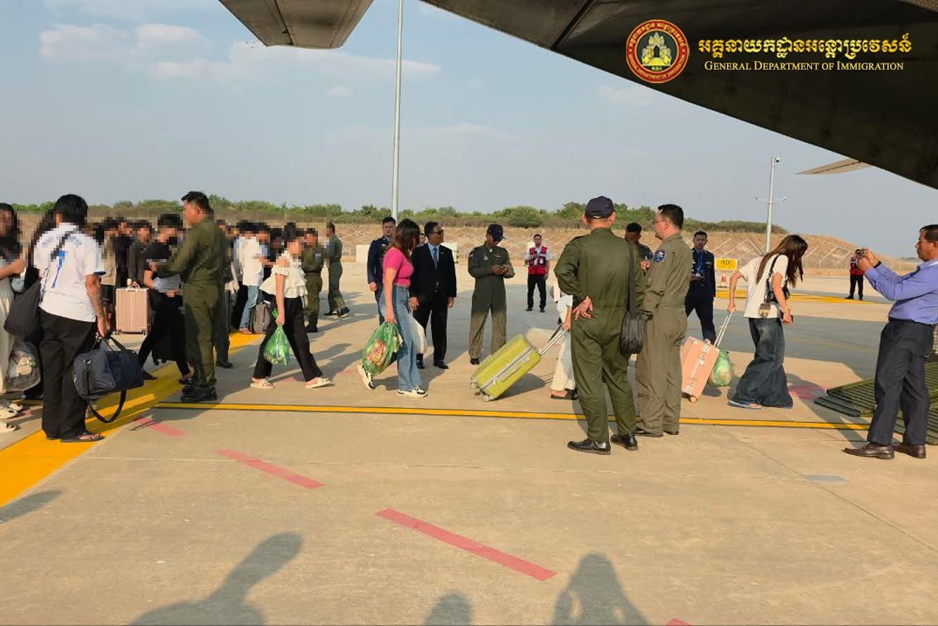 近日，缅甸政府派空军运8飞机前往柬埔寨，将在柬从事电信诈骗活动的729名缅甸公民