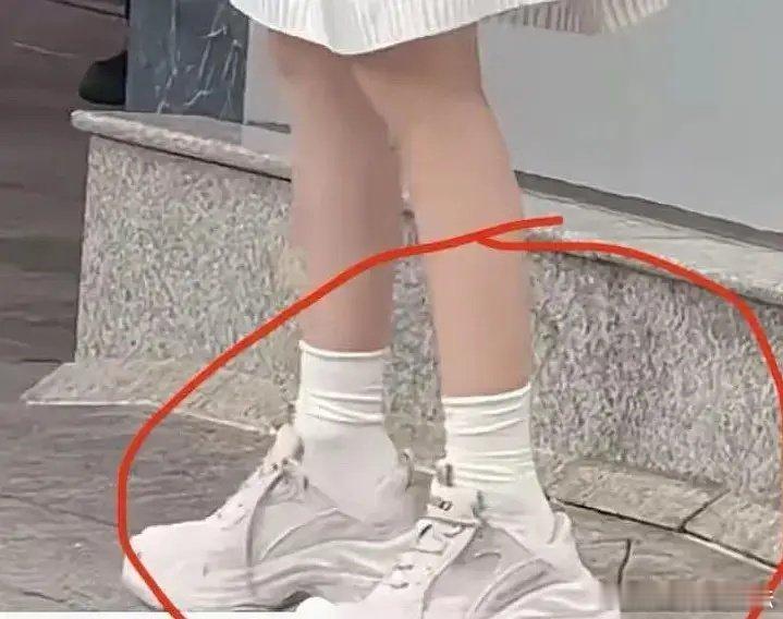 鞠婧祎为什么要穿这么不舒服的鞋，脚后跟都漏出来了 ​​​