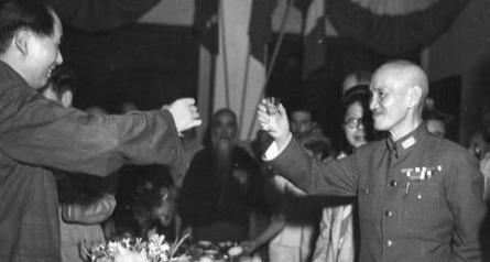 1949年1月20日， 蒋介石在下野前面对一干军政大员，骂道：“打败我的是自家人