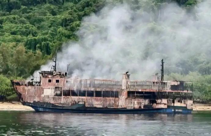 这回中国可没再冲上去当“冤大头”！菲律宾一艘渡轮活活烧成火海，35人遇难、54人