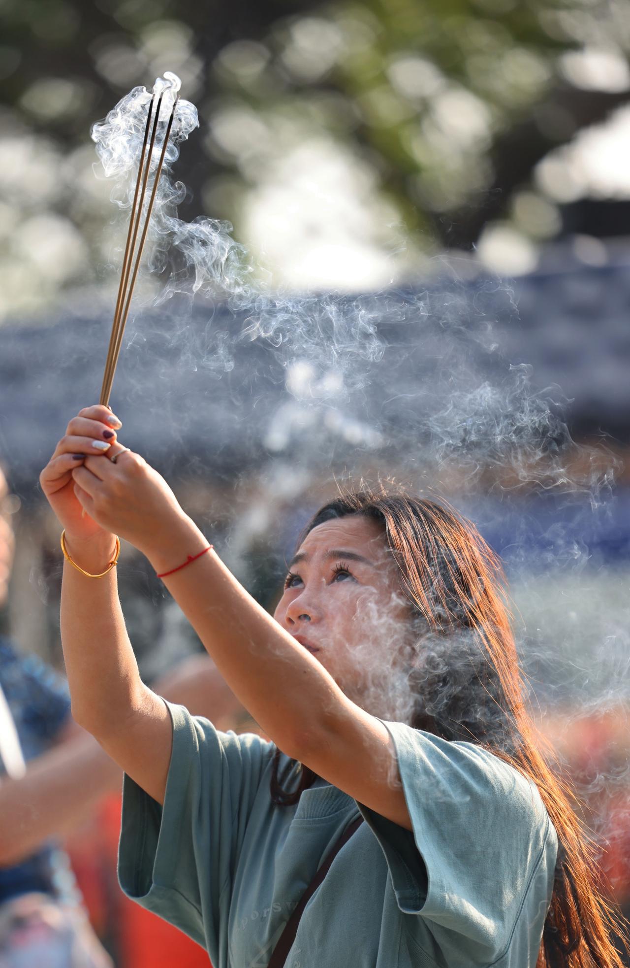 当北方裹着寒风落雪，三亚南山却依旧暖阳漫坡、绿意葱茏。 这片被“福如东海，寿比南
