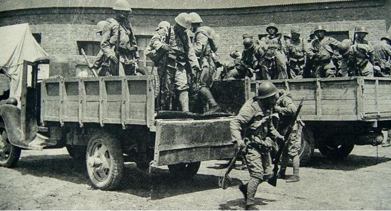 1941年8月，13岁的邓舜祥正在矿场打工，天上突然传来“嗡嗡”的声音，他疲惫的